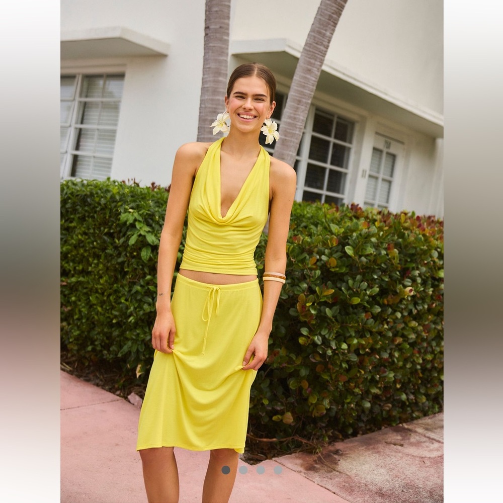 Free People Yellow Halter Neck Dress

Calypso Set
Style No: 100297548